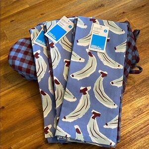 Room Essentials Blue & Maroon Kitchen Towels. Total of 6. NWT. And 2 oven mitts